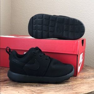 Toddler Nike Roshe sneakers